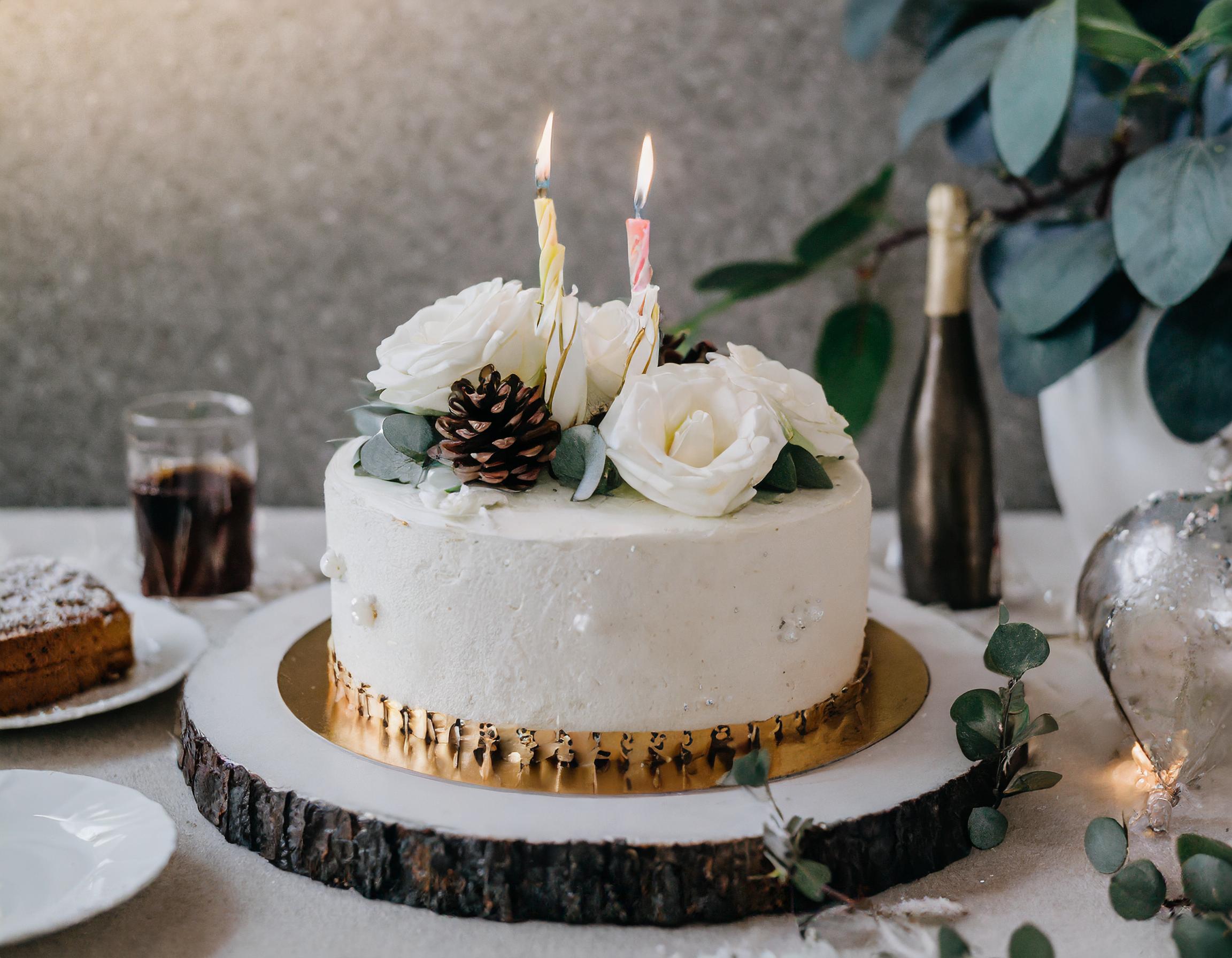 Firefly un gâteau d'anniversaire simple, posé sur une table avec de la décoration subtile 48666